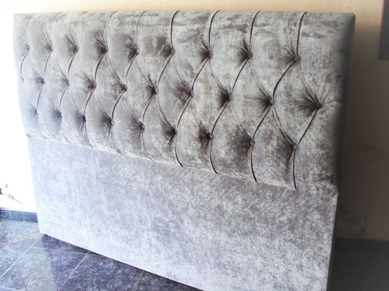 Respaldo de cama tapizado en capitone beige - Tapicero Cordoba