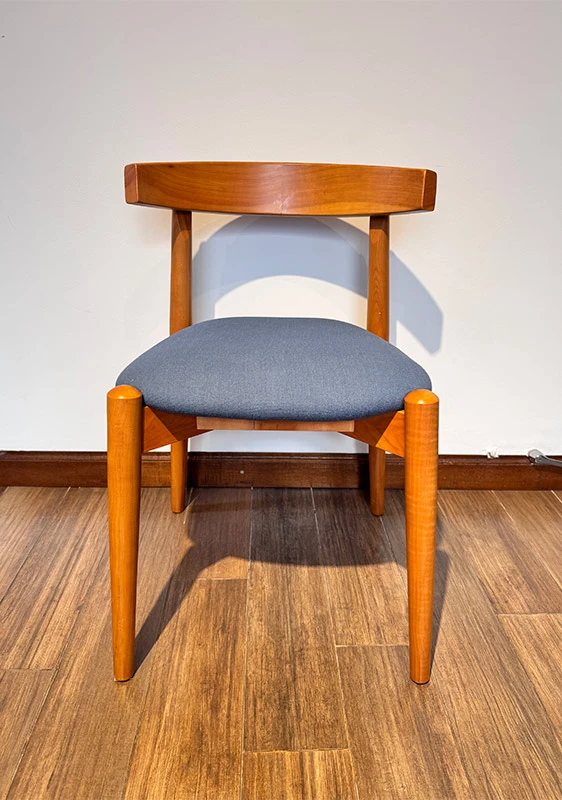 Retapizado de silla de comedor con asiento tapizado en Cordoba
