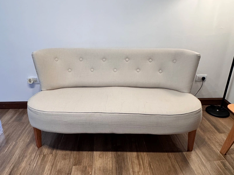Tapizado de sillon de dos cuerpos en tela clara - Tapicero en Cordoba